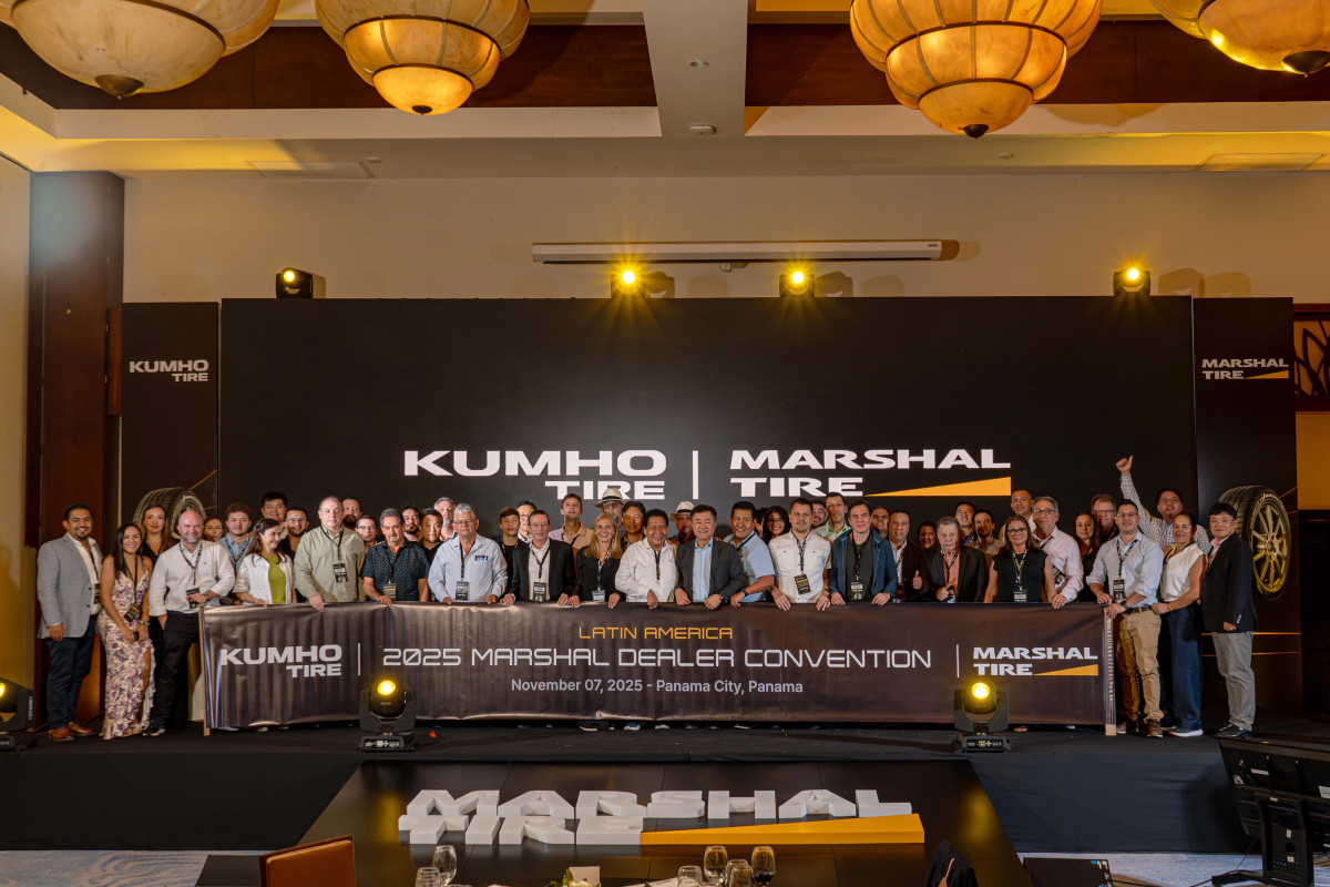 ▲금호타이어는 6일부터 3일간 파나마 파나마시티에서 ‘2025 중남미 마샬 딜러 컨벤션’ 행사를 개최했다.중남미 12개국 17개 주요 딜러사 관계자 40명과 함께 금호타이어 영업총괄 임승빈 부사장(사진 중앙),중남미영업부문 조동근 상무, Commercial 영업부문 오준석 상무 등이 참석했다. (사진=금호타이어)