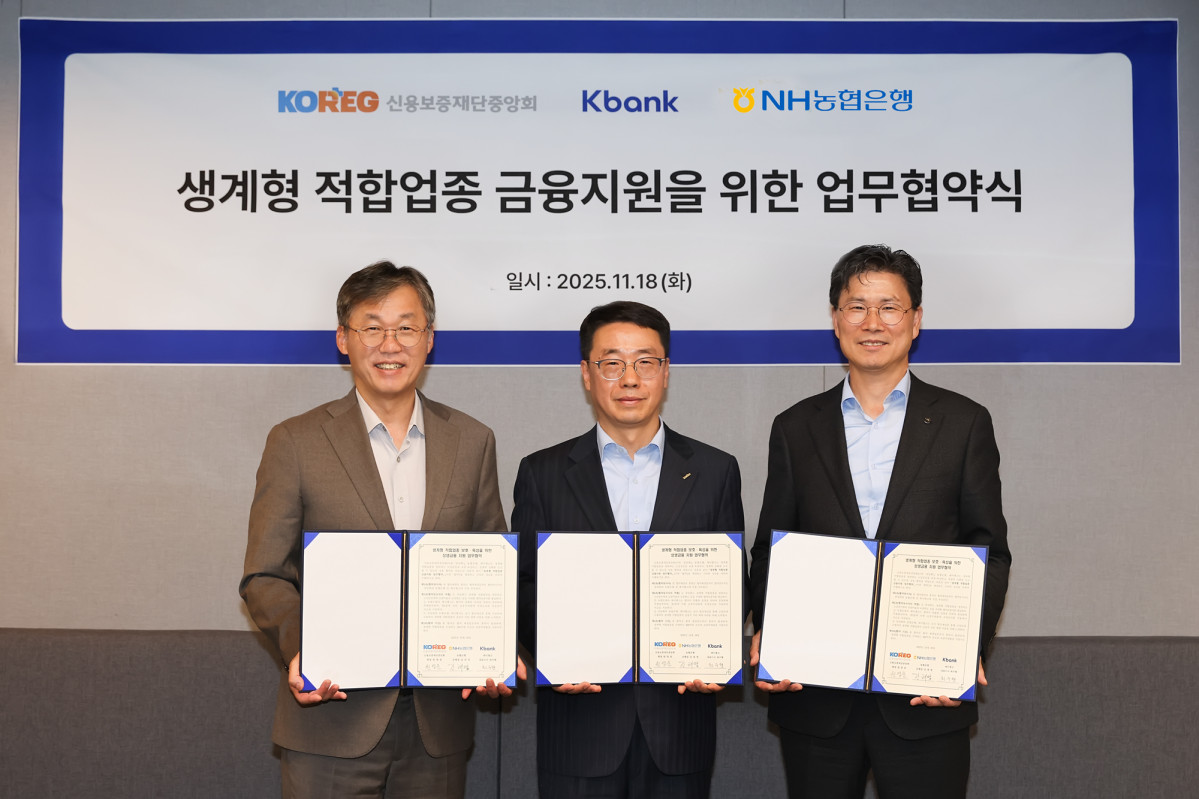 ▲18일 케이뱅크 본사 대회의실에서 최우형 케이뱅크 행장, 원영준 신용보증재단중앙회 회장, 강태영 NH농협은행장(왼쪽부터 순서대로)이 업무협약식에 참석해 기념촬영을 하고 있다. (사진제공=케이뱅크)