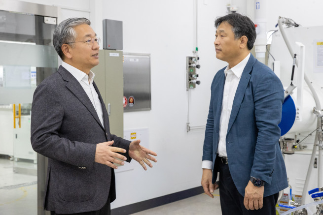 ▲김종호 기술보증기금 이사장(왼쪽)이 신동욱 (주)솔리비스 대표와 함께 사업장을 둘러보고 애로사항을 청취하고 있다. (사진제공=기술보증기금)