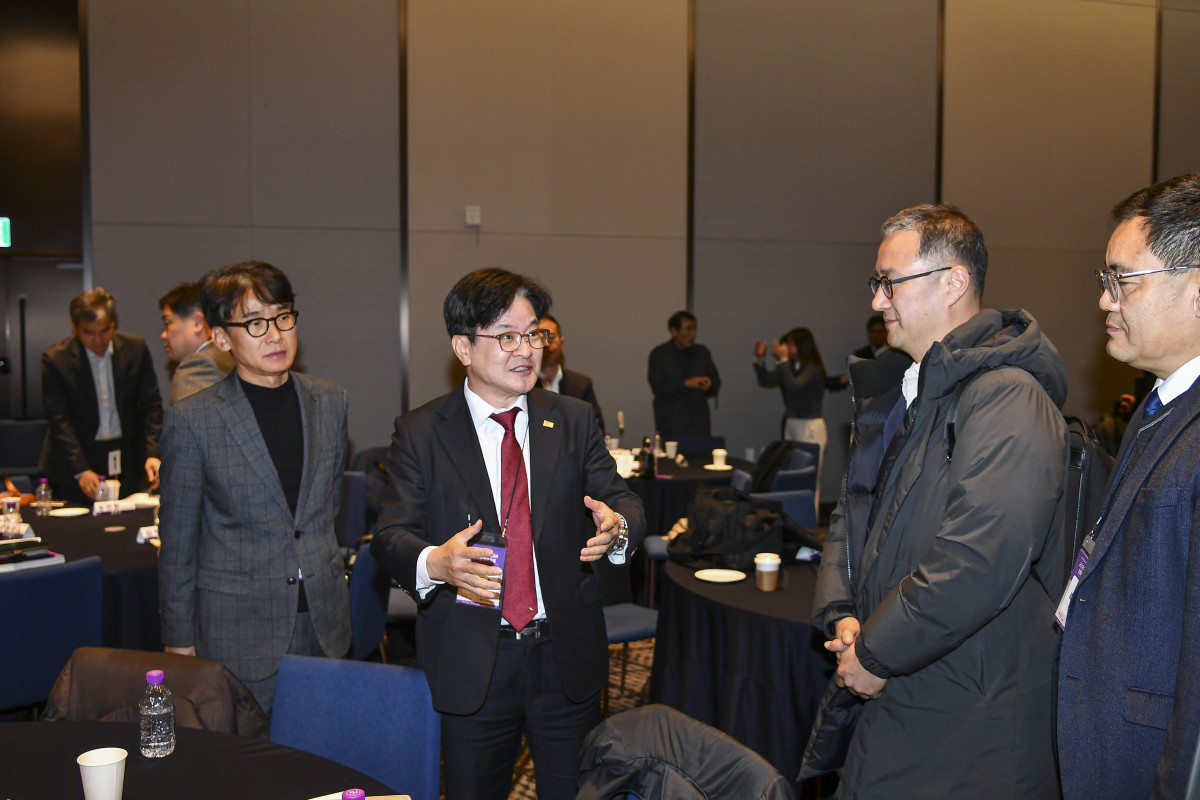 ▲참석자들과 의견을 나누는 김병수 시장 (김포시)