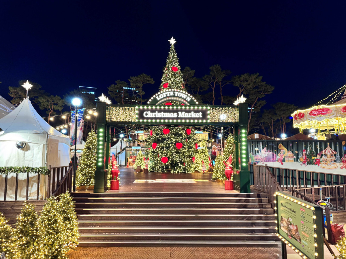 ▲잠실 롯데타운 크리스마스 마켓 입구 (사진제공=롯데백화점)