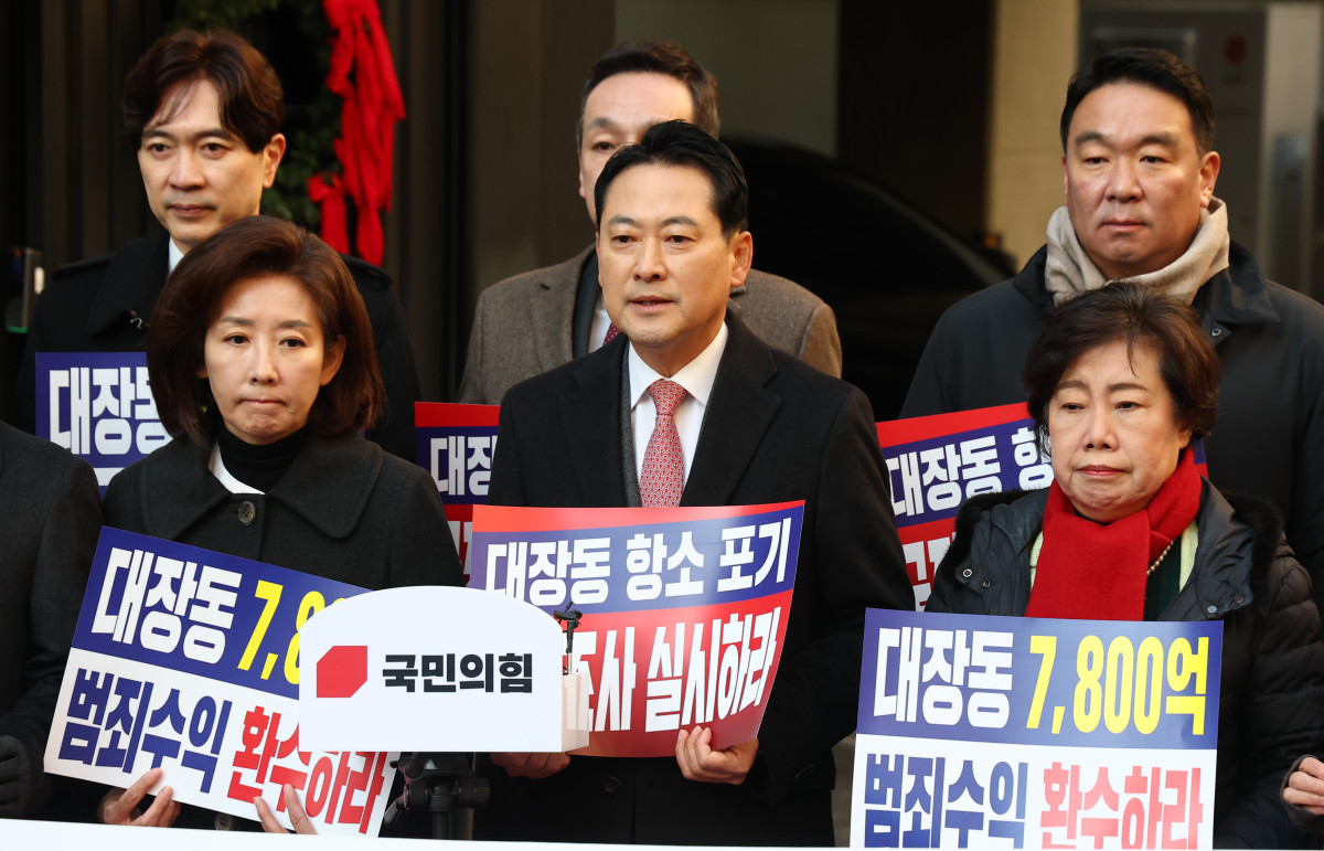 ▲국민의힘 장동혁 대표가 19일 남욱 변호사가 추징보전 해제를 요구한 서울 강남구‘청담동 건물'을 찾아 발언하고 있다. 2025.11.19 (연합뉴스)