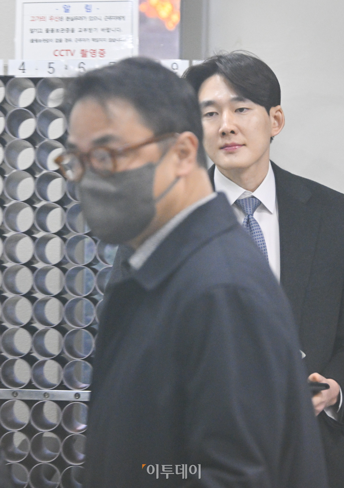 ▲양평 공흥지구 개발 특혜 의혹을 받는 김건희 여사의 오빠 김진우(왼쪽) 씨가 19일 서울 서초구 서울중앙지방법원에서 열린 구속 전 피의자 심문(영장실질심사)에 출석하고 있다. 조현호 기자 hyunho@