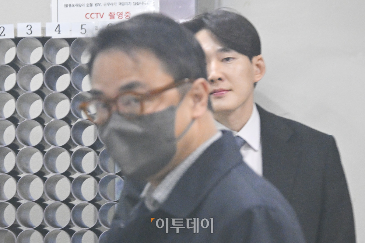 ▲양평 공흥지구 개발 특혜 의혹을 받는 김건희 여사의 오빠 김진우(왼쪽) 씨가 19일 서울 서초구 서울중앙지방법원에서 열린 구속 전 피의자 심문(영장실질심사)에 출석하고 있다. 조현호 기자 hyunho@