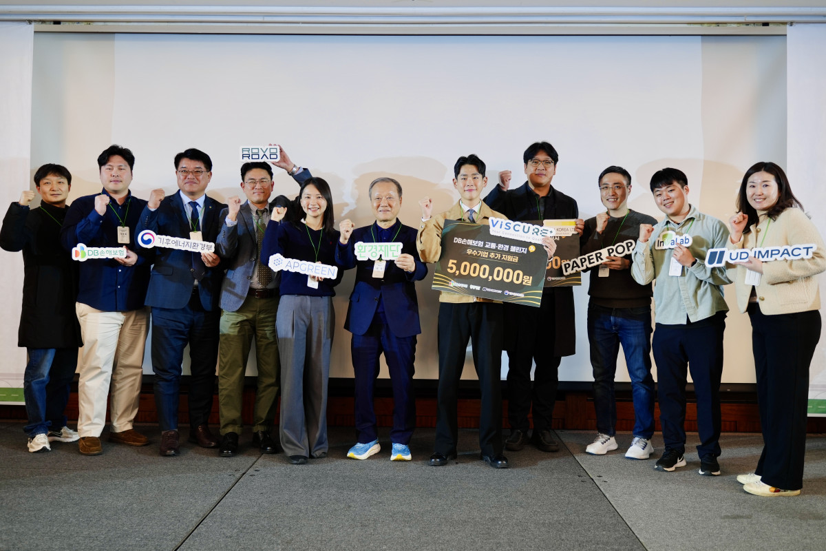 ▲17일 서울시 강남구 그랜드인터컨티넨탈 서울 파르나스에서 'DB손해보험 교통환경챌린지 7기' 참가자들 및 관계자들이 행사를 실시하고 기념촬영을 하고있다. (제공 DB손해보험)