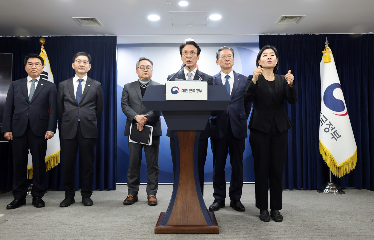 ▲18일 김민석 국무총리가 정부서울청사에서 '론스타 국제투자분쟁(ISDS) 취소 신청'과 관련해 긴급 브리핑을 하고 있다. (연합뉴스)