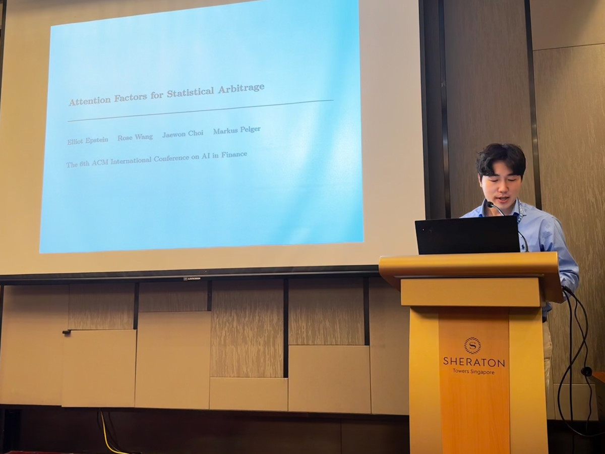 ▲한화생명 AI연구소 관계자가 ICAIF 2025에서 연구 성과를 발표하고 있다. (제공 한화생명)