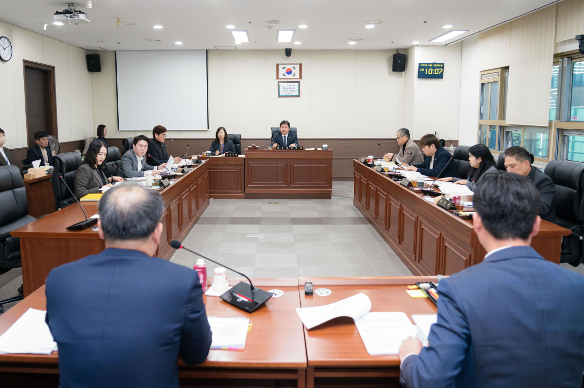 ▲김진석 용인특례시의회 자치행정위원장이 18일 회의실에서 자치행정국 소속 각 부서와 행정사무감사를 진행하고 있다. (용인특례시의회)