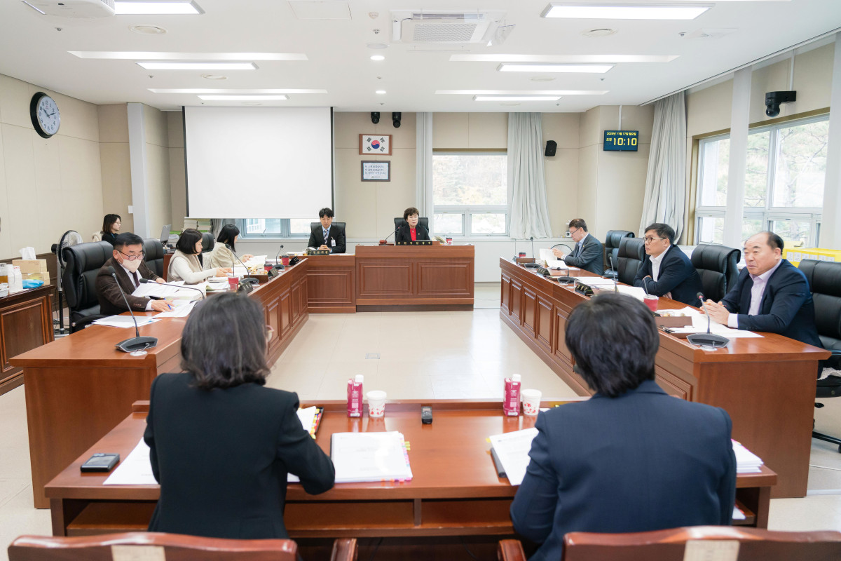 ▲용인특례시의회 문화복지위원회 위원들이 17일 시의회 회의실에서 교육·평생학습·청년·여성정책 등 주요 현안을 점검하는 행정사무감사를 진행하고 있다. (용인특례시의회)