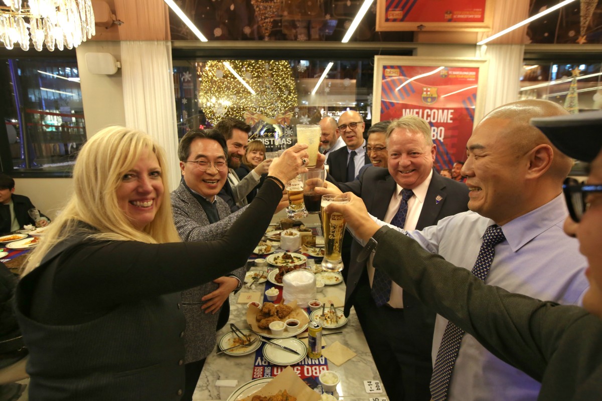 ▲미국 네바다 주지사실 산하 경제개발국(GOED) 투자사절단이 BBQ 청계광장점에서 치맥을 즐기고 있다. (사진제공=BBQ)