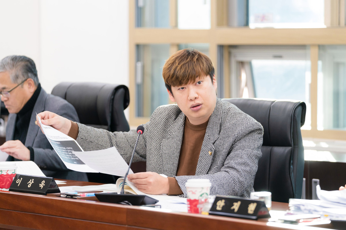 ▲용인특례시의회 행정사무감사에서 질의 중인 이상욱 의원 (용인특례시의회)