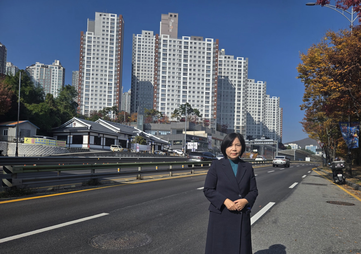 ▲ 신현녀 용인특례시의원이 저소음포장공사가 완료된 동백죽전대로 현장에서 점검을 하고 있다. (용인특례시의회)