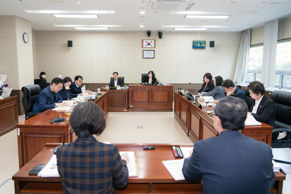 ▲용인특례시의회 경제환경위원회 위원들이 17일 회의실에서 경제산업국과 농림축산국을 대상으로 행정사무감사를 진행하고 있다. (용인특례시의회)