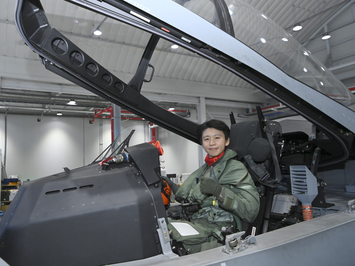 ▲정다정 중령(진)이 KF-21 시제기에 탑승한 모습. (사진제공=공군)