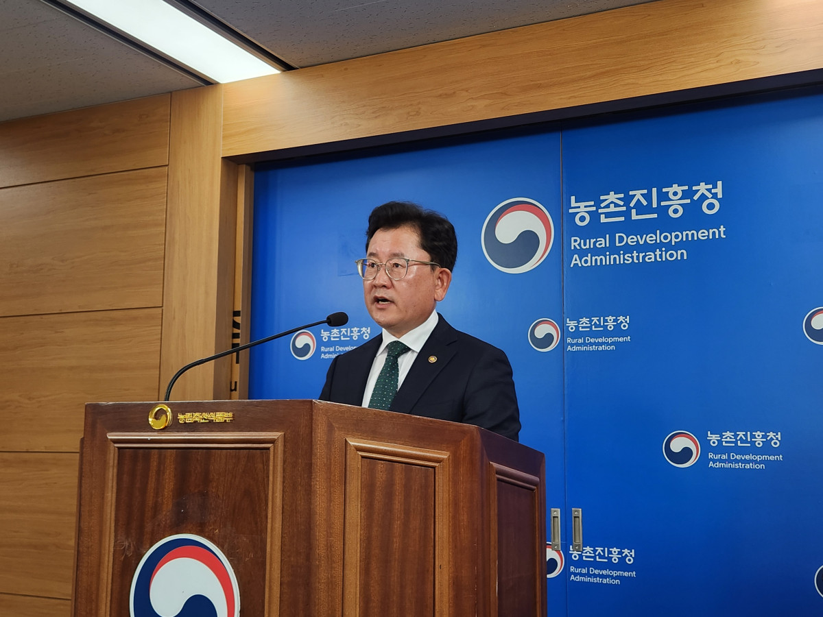 ▲이승돈 농촌진흥청장이 19일 정부세종청사에서 브리핑을 열고 ‘농업과학기술 인공지능(AI) 융합 전략’을 발표하고 있다. (노승길 기자)