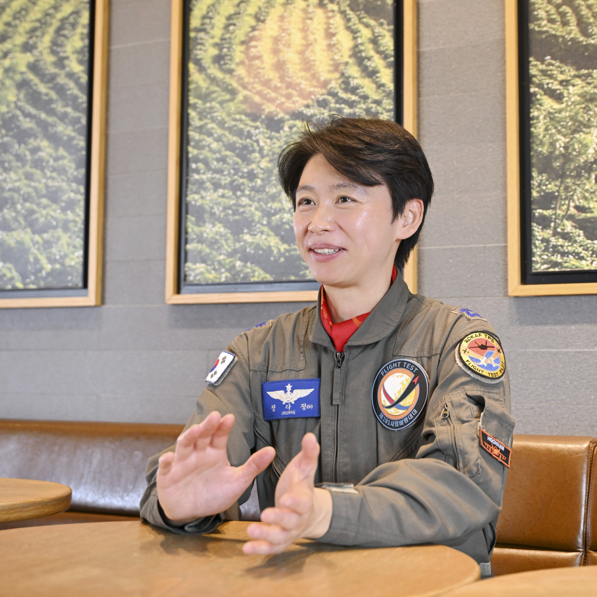 ▲정다정 중령(진)이 경남 사천 공군 부대 인근에서 이투데이와 만나 인터뷰를 하고 있다. (사진제공=공군)