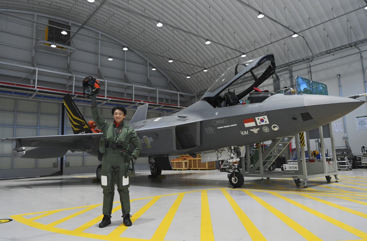 ▲정다정 중령(진)이 KF-21 시제기 앞에서 손을 흔들고 있다. (사진제공=공군)