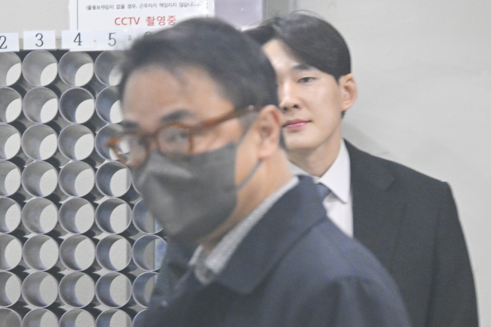 ▲양평 공흥지구 개발특혜 의혹을 받는 김건희 여사의 오빠 김진우(왼쪽) 씨가 19일 서울 서초구 서울중앙지방법원에서 열린 구속 전 피의자 심문(영장실질심사)에서 출석하고 있다. 조현호 기자 hyunho@ (이투데이DB)