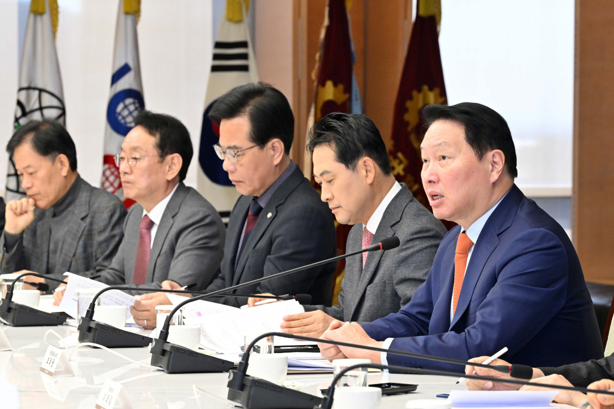 ▲최태원 대한상의 회장이 19일 서울 중구 대한상의에서 열린 '국민의힘-대한상공회의소' 정책 간담회에서 모두발언을 하고 있다. 신태현 기자 holjjak@