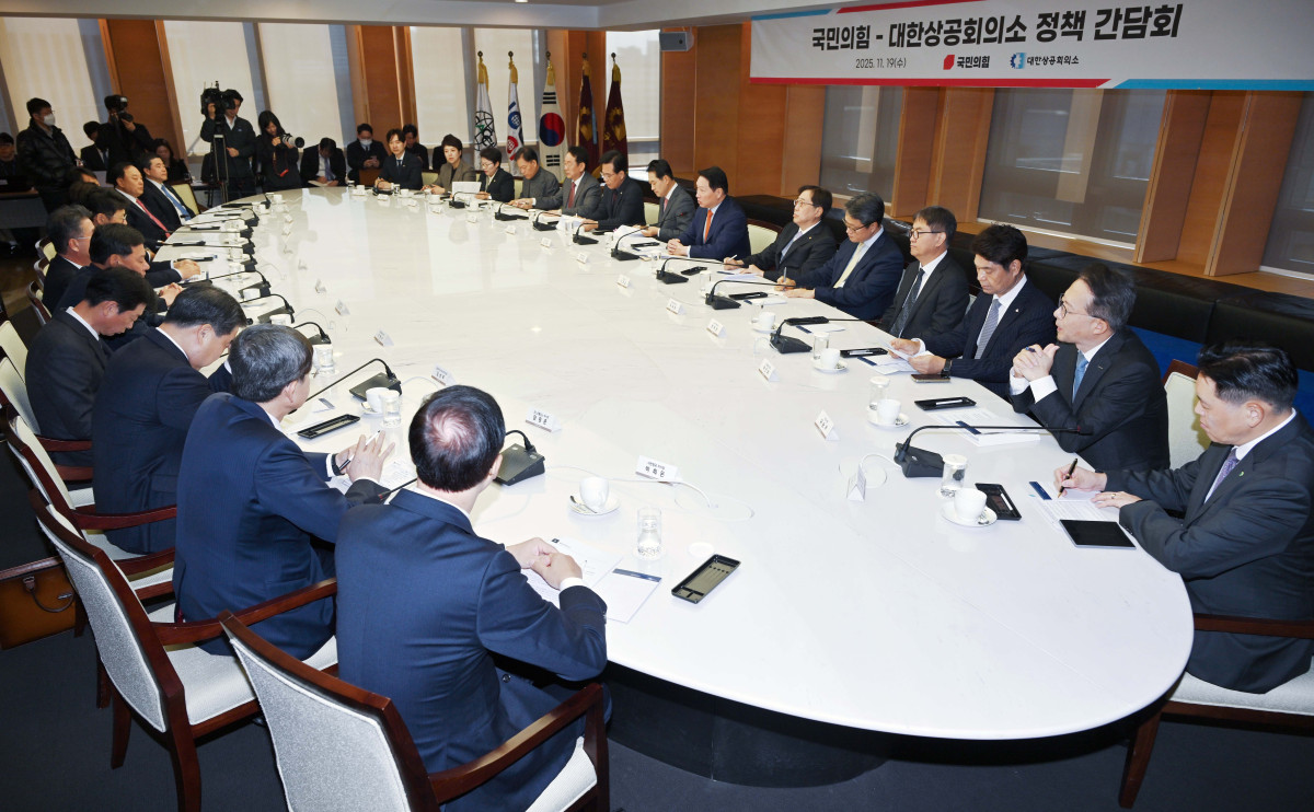 ▲최태원 대한상의 회장이 19일 서울 중구 대한상의에서 열린 '국민의힘-대한상공회의소' 정책 간담회에서 모두발언을 하고 있다. 신태현 기자 holjjak@