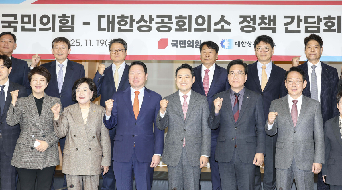 ▲장동혁 국민의힘 대표와 최태원 대한상공회의소 회장 등이 19일 서울 중구 대한상공회의소에서 열린 '국민의힘-대한상공회의소 정책간담회'에서 기념촬영을 하고 있다. 신태현 기자 holjjak@