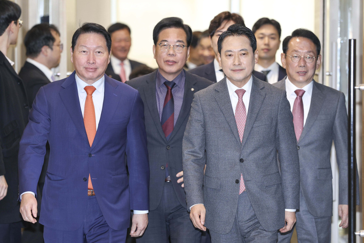 ▲장동혁 국민의힘 대표와 최태원 대한상공회의소 회장 등이 19일 서울 중구 대한상공회의소에서 열린 '국민의힘-대한상공회의소 정책간담회'에 참석하고 있다. 신태현 기자 holjjak@