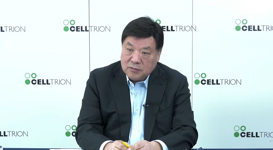 ▲서정진 셀트리온그룹 회장이 19일 오전 열린 온라인 기자간담회에서 발표하고 있다. (사진제공=셀트리온 유튜브 화면 캡처)