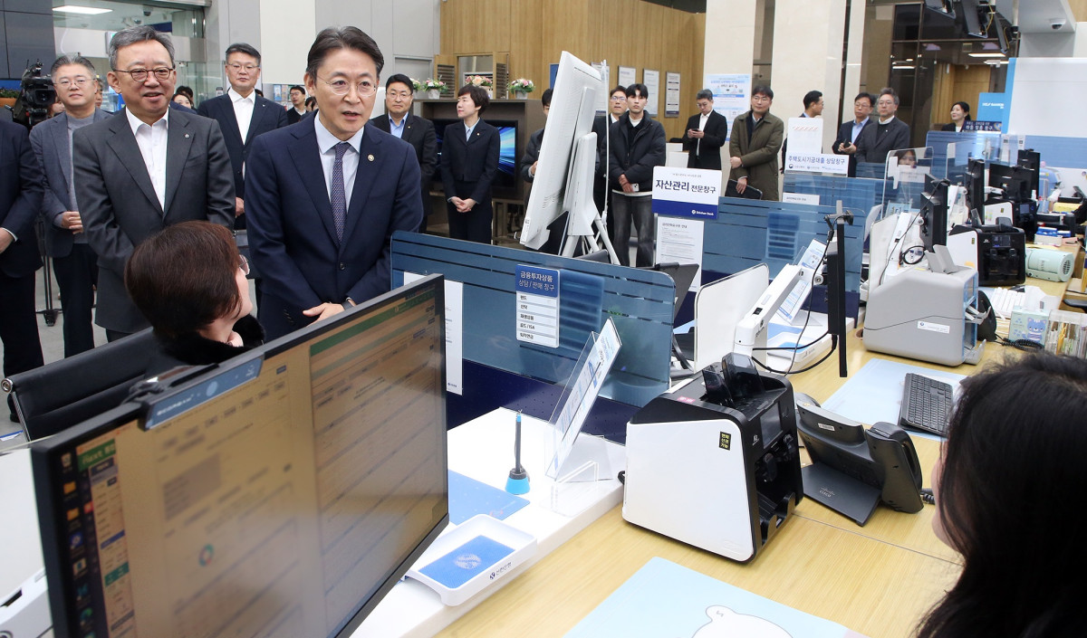 ▲19일 서울시 중구 소재 신한은행 광교영업부에서 진행된 '오프라인 오픈뱅킹·마이데이터 서비스 시연행사'에서 정상혁 신한은행장(뒷편 왼쪽)과 권대영 금융위원회 부위원장(오른쪽)이 서비스에 대한 직원설명을 듣고 있는 모습 (사진제공=신한은행)