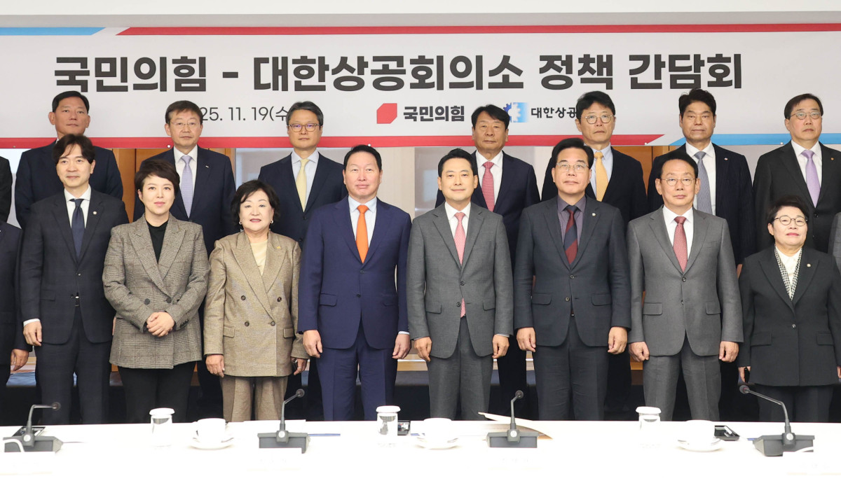 ▲최태원 대한상공회의소 회장(앞줄 왼쪽 네번째)과 장동혁 국민의힘 대표(앞줄 왼쪽 다섯번째)가 참석자들과 기념촬영을 하고 있다. (사진제공-대한상공회의소)