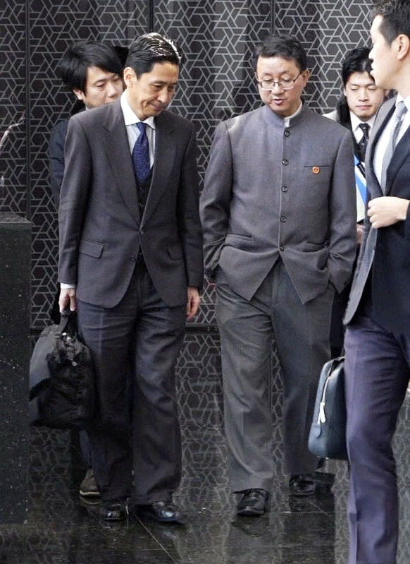 ▲18일 중국 베이징에서 가나이 마사아키(왼쪽) 일본 아시아대양주국장과 류진쑹 중국 외교부 아시아국장이 회담을 마친 후 이동하고 있다. (로이터/연합뉴스)