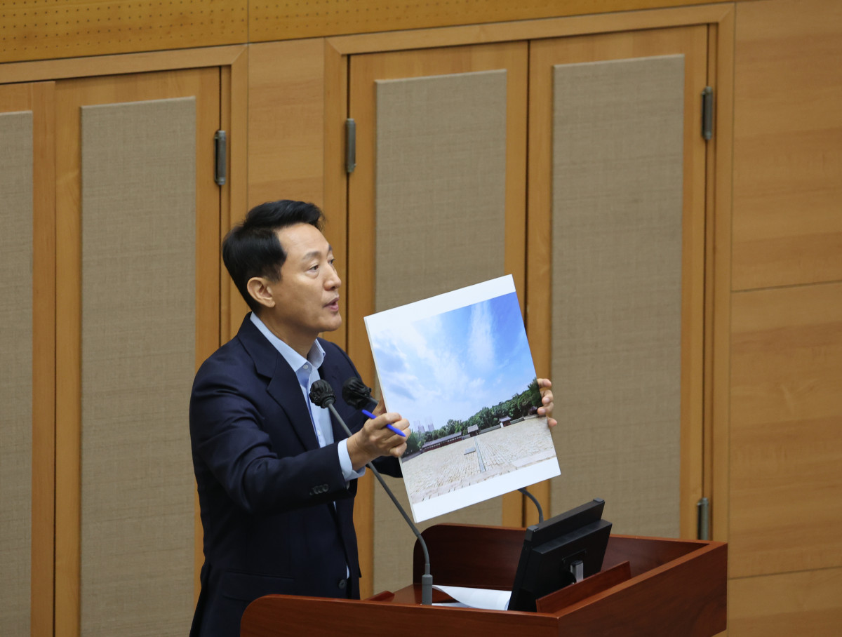 ▲오세훈 서울시장이 18일 서울 중구 서울시의회에서 열린 제333회 정례회 시정질문에 참석해 세운 4구역 재개발 관련 자료를 들고 발언하고 있다. 이날 오 시장은 세운4구역 재개발 논란과 관련해 "시뮬레이션을 해보니 그렇게 압도적으로 눈 가리고 숨 막히게 하고 기를 누를 정도의 압도적 경관은 전혀 아니다"라고 말했다. (연합뉴스)