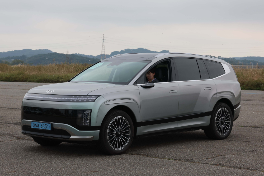 ▲이투데이가 주최하는 ‘2025 대한민국 스마트 EV 대상’ 실차 시승평가가 열린 18일 경기 화성시 한국교통안전공단 자동차안전연구원에서 심사 대상 차량인 현대차 아이오닉9이 조향성능로에 대기하고 있다. 올해 5회째를 맞이한 대한민국 스마트 EV 대상은 국내 전기차 시장의 성장을 점검하고, 소비자와 생산자가 함께 더 나은 전기차 생태계를 만들어가기 위한 취지로 마련됐다. 국내 출시된 순수 전기차 가운데 기술성, 안전성, 사용자 만족도를 종합적으로 평가해 가장 경쟁력 있는 모델을 선정한다. 평가는 국내 자동차 공학 분야 석학들과 한국전기차사용자협의회가 참여한다. 신태현 기자 holjjak@ (이투데이DB)