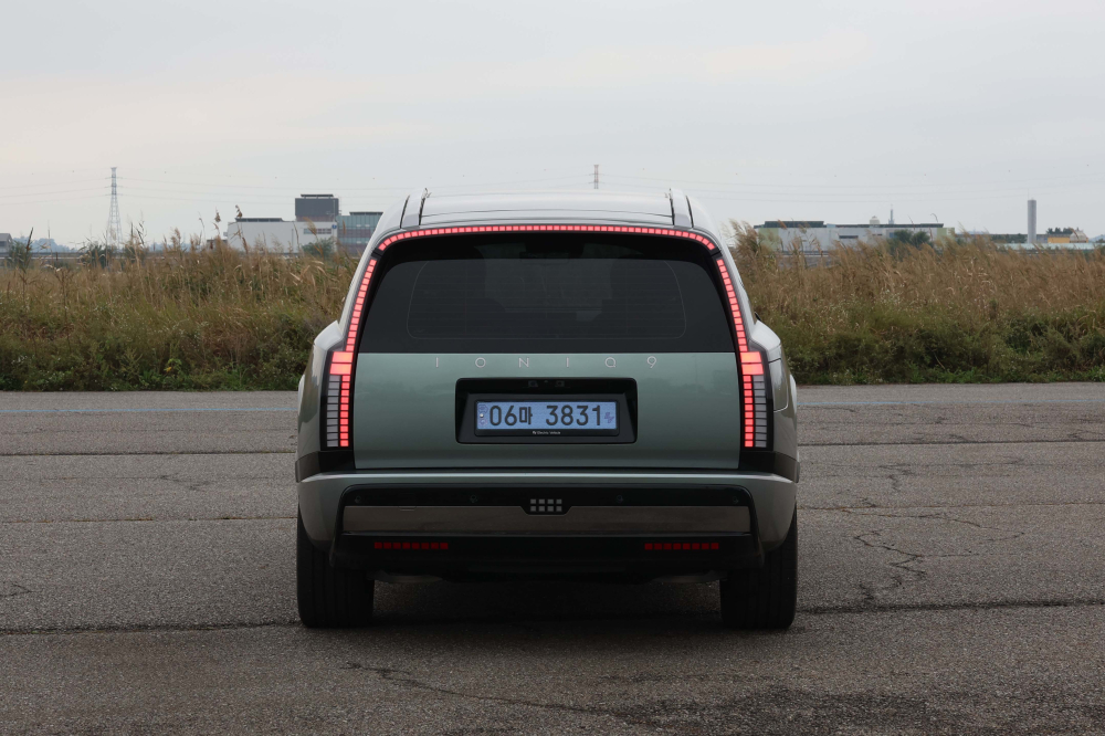 ▲이투데이가 주최하는 ‘2025 대한민국 스마트 EV 대상’ 실차 시승평가가 열린 18일 경기 화성시 한국교통안전공단 자동차안전연구원에서 심사 대상 차량인 현대차 아이오닉9이 조향성능로에 대기하고 있다. 올해 5회째를 맞이한 대한민국 스마트 EV 대상은 국내 전기차 시장의 성장을 점검하고, 소비자와 생산자가 함께 더 나은 전기차 생태계를 만들어가기 위한 취지로 마련됐다. 국내 출시된 순수 전기차 가운데 기술성, 안전성, 사용자 만족도를 종합적으로 평가해 가장 경쟁력 있는 모델을 선정한다. 평가는 국내 자동차 공학 분야 석학들과 한국전기차사용자협의회가 참여한다. 신태현 기자 holjjak@ (이투데이DB)