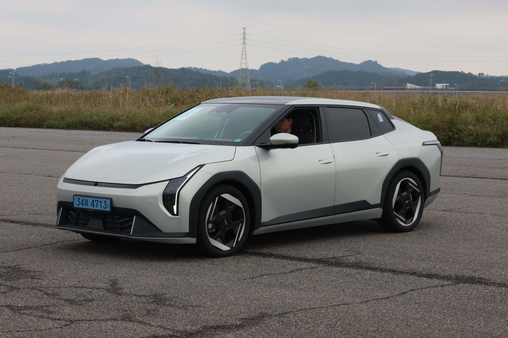 ▲이투데이가 주최하는 ‘2025 대한민국 스마트 EV 대상’ 실차 시승평가가 열린 18일 경기 화성시 한국교통안전공단 자동차안전연구원에서 심사 대상 차량인 기아 EV4가 조향성능로에 대기하고 있다. 올해 5회째를 맞이한 대한민국 스마트 EV 대상은 국내 전기차 시장의 성장을 점검하고, 소비자와 생산자가 함께 더 나은 전기차 생태계를 만들어가기 위한 취지로 마련됐다. 국내 출시된 순수 전기차 가운데 기술성, 안전성, 사용자 만족도를 종합적으로 평가해 가장 경쟁력 있는 모델을 선정한다. 평가는 국내 자동차 공학 분야 석학들과 한국전기차사용자협의회가 참여한다. 신태현 기자 holjjak@