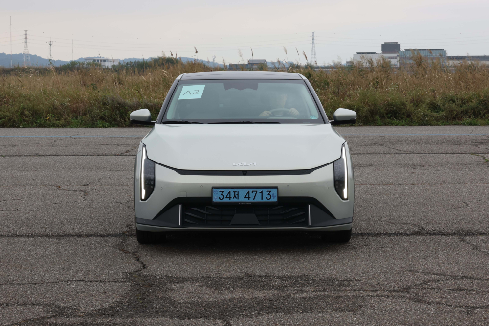 ▲이투데이가 주최하는 ‘2025 대한민국 스마트 EV 대상’ 실차 시승평가가 열린 18일 경기 화성시 한국교통안전공단 자동차안전연구원에서 심사 대상 차량인 기아 EV4가 조향성능로에 대기하고 있다. 올해 5회째를 맞이한 대한민국 스마트 EV 대상은 국내 전기차 시장의 성장을 점검하고, 소비자와 생산자가 함께 더 나은 전기차 생태계를 만들어가기 위한 취지로 마련됐다. 국내 출시된 순수 전기차 가운데 기술성, 안전성, 사용자 만족도를 종합적으로 평가해 가장 경쟁력 있는 모델을 선정한다. 평가는 국내 자동차 공학 분야 석학들과 한국전기차사용자협의회가 참여한다. 신태현 기자 holjjak@