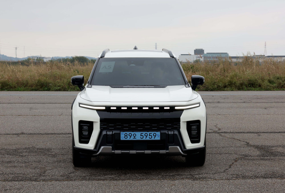 ▲이투데이가 주최하는 ‘2025 대한민국 스마트 EV 대상’ 실차 시승평가가 열린 18일 경기 화성시 한국교통안전공단 자동차안전연구원에서 심사 대상 차량인 KGM 무쏘 EV가 조향성능로에 대기하고 있다. 올해 5회째를 맞이한 대한민국 스마트 EV 대상은 국내 전기차 시장의 성장을 점검하고, 소비자와 생산자가 함께 더 나은 전기차 생태계를 만들어가기 위한 취지로 마련됐다. 국내 출시된 순수 전기차 가운데 기술성, 안전성, 사용자 만족도를 종합적으로 평가해 가장 경쟁력 있는 모델을 선정한다. 평가는 국내 자동차 공학 분야 석학들과 한국전기차사용자협의회가 참여한다. 신태현 기자 holjjak@ (이투데이DB)