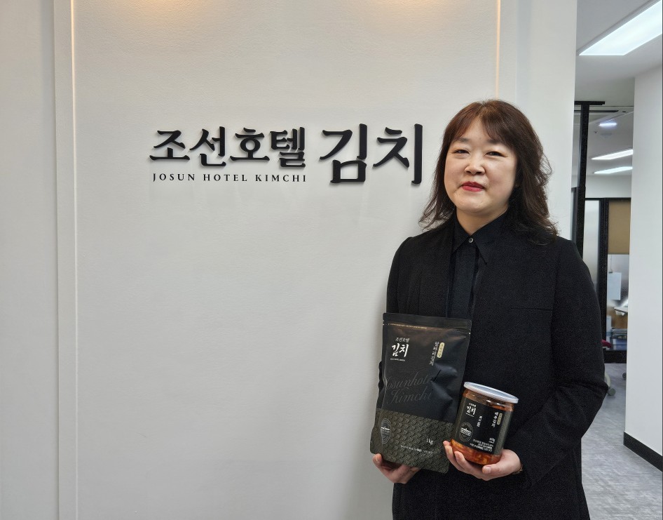 ▲정승은 조선호텔앤리조트 김치사업팀장이 서울 성동구 성수동 조선호텔앤리조트 김치사업팀 사무실에서 사진 촬영을 하고 있다. (문현호 기자 m2h@)