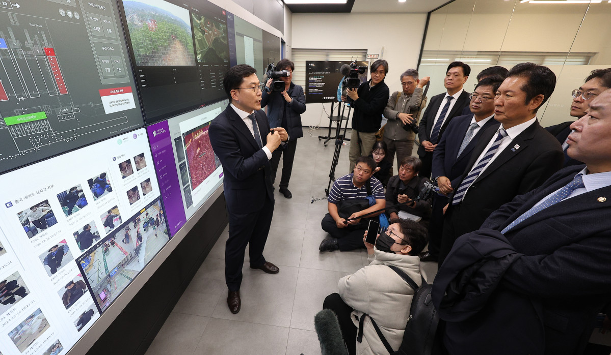 ▲정청래 더불어민주당 대표가 19일 AX(AI 대전환) 허브 조성이 예정된 대구 수성알파시티 내 기업인 스피어 AX를 방문하고 있다. (연합뉴스)