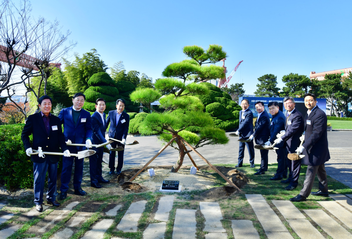 ▲정기선 HD현대 회장이 19일 울산 HD현대중공업 영빈관에서  5000척 인도 기념 식수를 하고 있다. (HD현대)