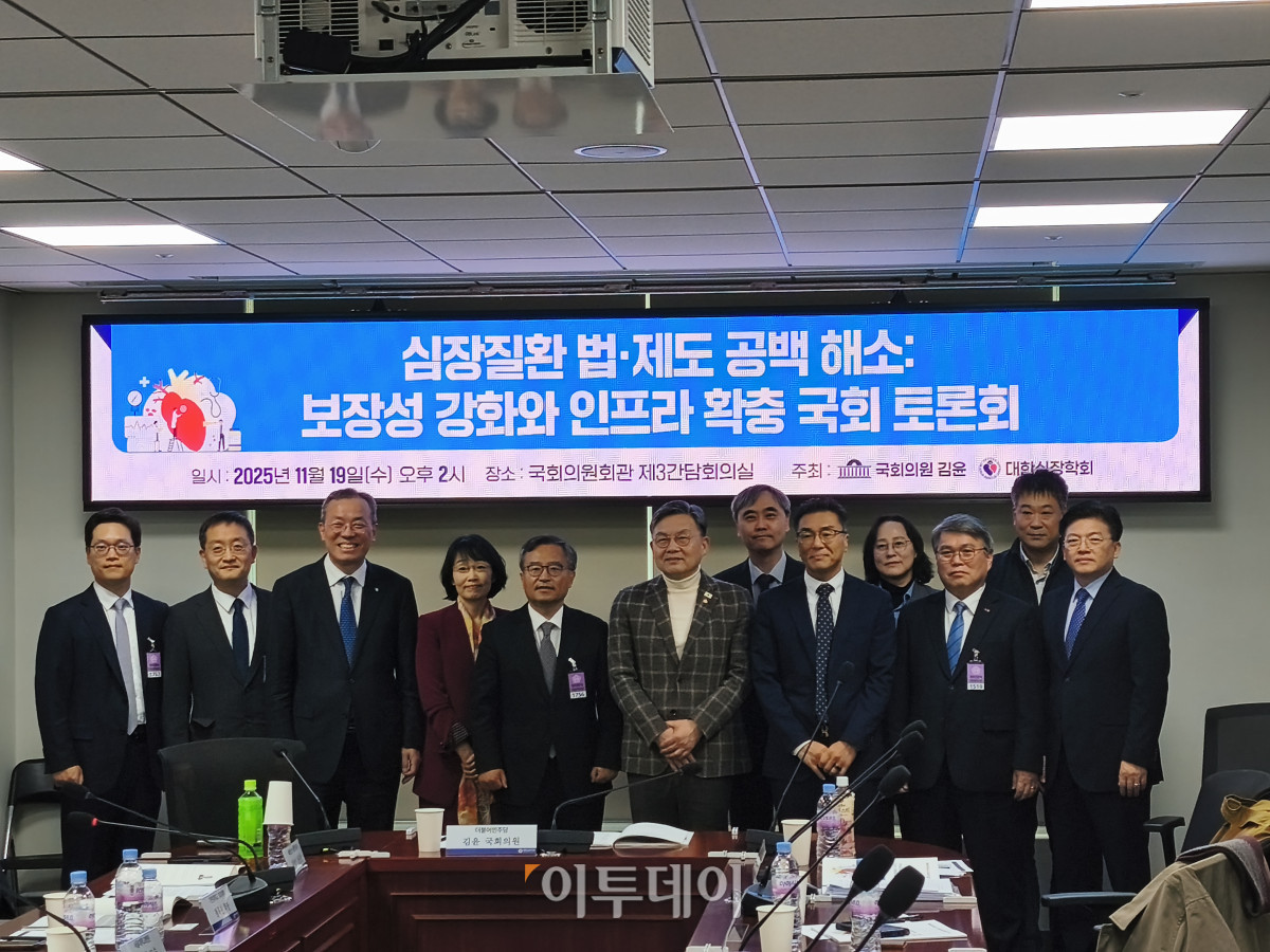 ▲19일 국회의원회관에서 열린 ‘심장질환 법·제도 공백해소: 보장성 강화와 인프라 확충 국회 토론회’ 참석자들이 기념촬영을 하고 있다. (노상우 기자 nswreal@)