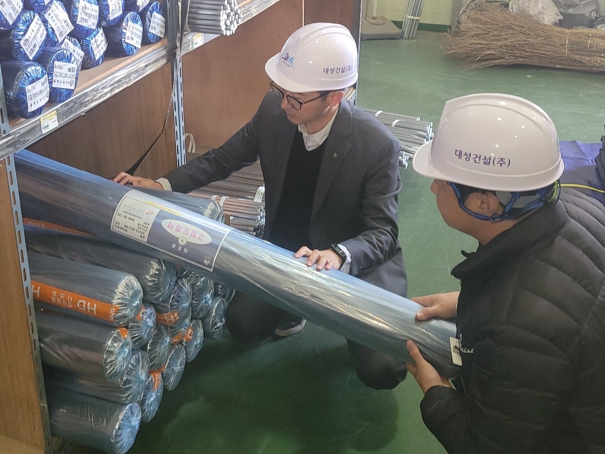 ▲경기검사국이 양서농협 하나로마트에서 중대재해 예방을 위한 시설·기계 안전 점검을 실시하고 있다. (경기농협)