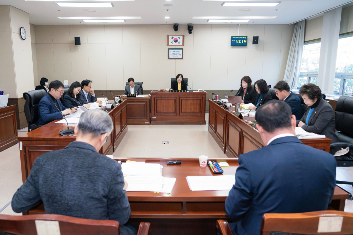 ▲용인특례시의회 경제환경위원회가 처인·기흥·수지 3개 구청과 미래도시기획국을 대상으로 행정사무감사를 진행하고 있다. (용인특례시의회)