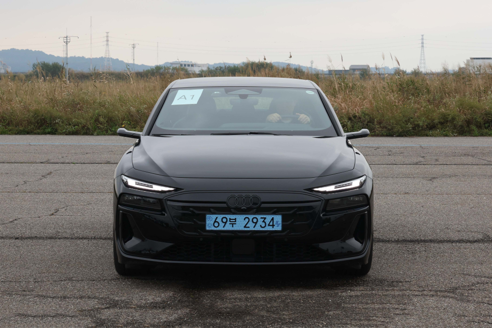 ▲이투데이가 주최하는 ‘2025 대한민국 스마트 EV 대상’ 실차 시승평가가 열린 18일 경기 화성시 한국교통안전공단 자동차안전연구원에서 심사 대상 차량인 아우디 A6 e-tron이 조향성능로에 대기하고 있다. 올해 5회째를 맞이한 대한민국 스마트 EV 대상은 국내 전기차 시장의 성장을 점검하고, 소비자와 생산자가 함께 더 나은 전기차 생태계를 만들어가기 위한 취지로 마련됐다. 국내 출시된 순수 전기차 가운데 기술성, 안전성, 사용자 만족도를 종합적으로 평가해 가장 경쟁력 있는 모델을 선정한다. 평가는 국내 자동차 공학 분야 석학들과 한국전기차사용자협의회가 참여한다. 신태현 기자 holjjak@ (이투데이DB)