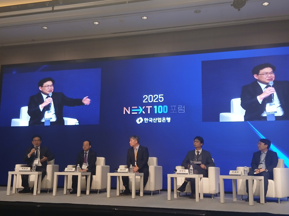 ▲(사진 왼쪽부터)박창균 자본시장연구원 선임연구위원과 구자현 한국개발연구원 선임연구위원, 김시학 한국산업은행 영업·투자기획부장, 김영도 한국금융연구원 은행연구실장, 조재한 산업연구원 산업정책기획실장이 19일 여의도 콘래드호텔에서 개최된 '2025 NEXT 100포럼'에서 토론을 하고 있다.  (박민석 기자 mins@)