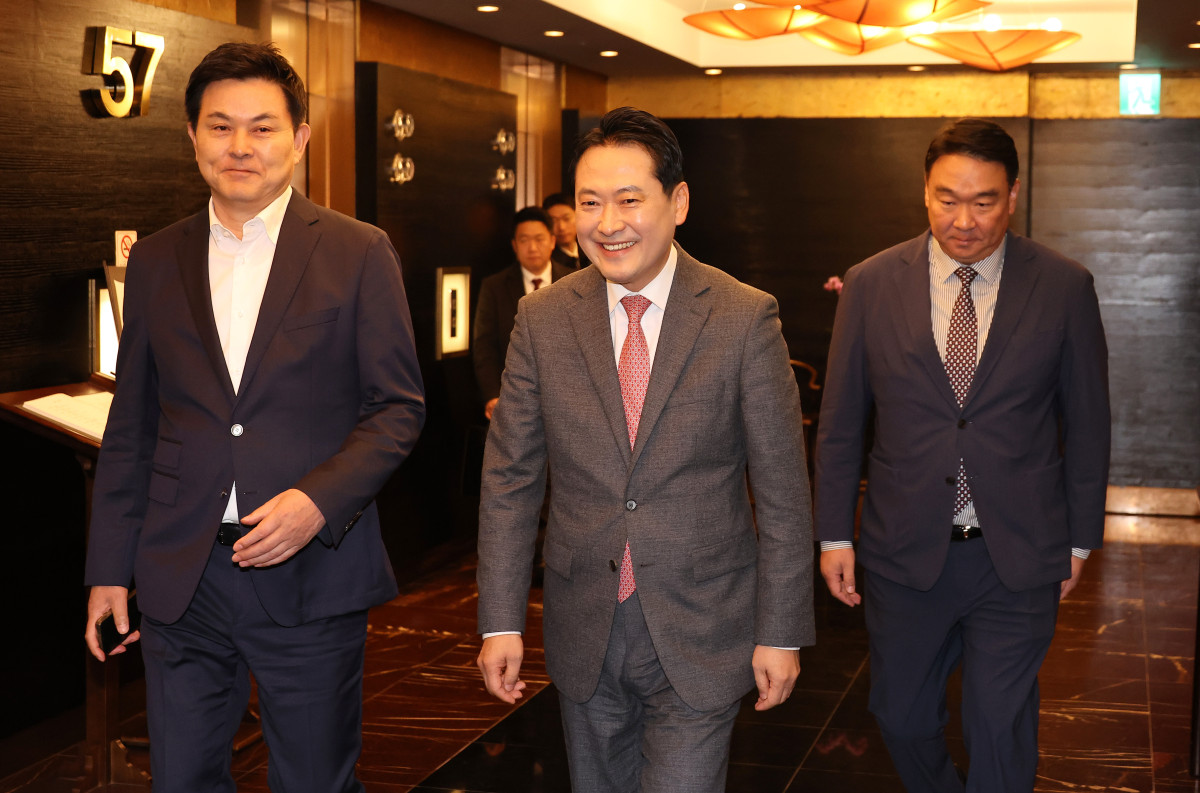 ▲국민의힘 장동혁 당 대표가 19일 중진의원들과의 모임을 위해 서울 여의도에 있는 한 식당으로 들어가고 있다. 왼쪽은 김태호, 오른쪽은 정희용 의원. 2025.11.19 (연합뉴스)