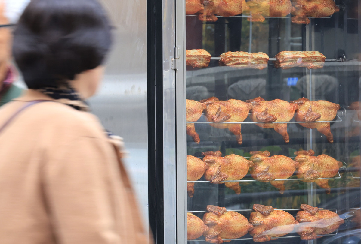 ▲9일 서울 종로에서 시민이 치킨집 앞을 지나고 있다.  (연합뉴스)