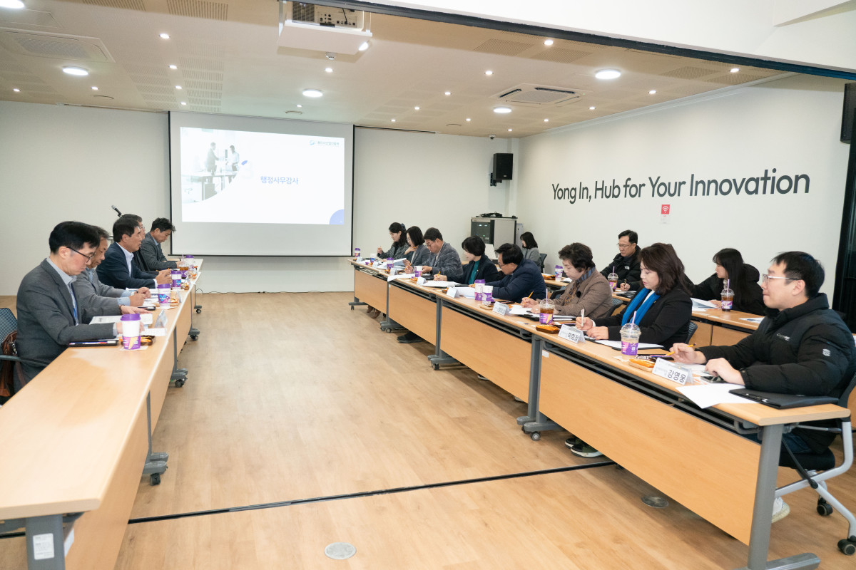 ▲용인특례시의회 경제환경위원회가 소공인스타트업허브·농업기술센터·축산농가·반도체국가산단 등 주요 현장을 방문해 추진 상황을 점검하고 있다. (용인특례시의회)