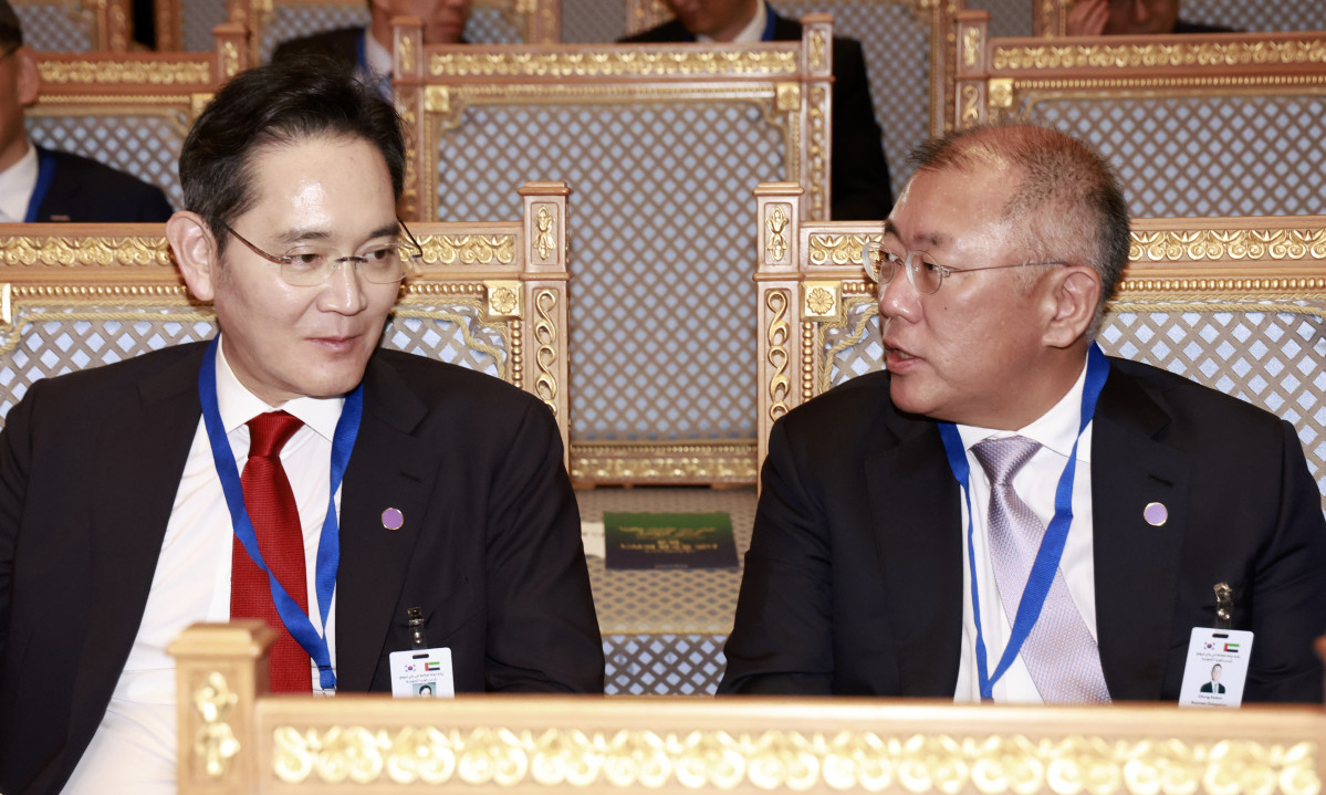 ▲이재용 삼성전자 회장(왼쪽)과 정의선 현대자동차 그룹 회장이 18일(현지시간) 아랍에미리트(UAE) 아부다비 대통령궁에서 열린 한-UAE 문화교류 행사에 참석해 대화하고 있다. (사진=연합뉴스)