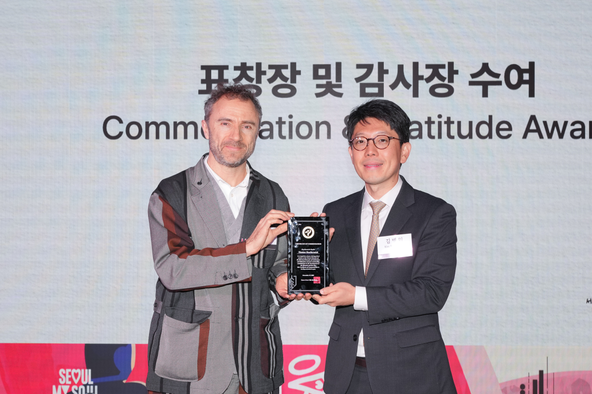 ▲17일 열린 제5회 서울비엔날레 폐막식. (좌)토마스 헤더윅 총감독, (우) 김병민 서울시 정무부시장 (서울시)