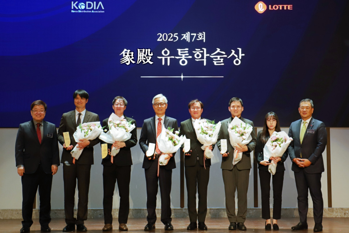 ▲(왼쪽부터) 박경도 한국유통학회장, 이태희 계명대 교수, 허원무 인하대 교수, 한상린 한양대 교수, 김창주 리츠메이칸대 교수, 이성호 국립한밭대 교수, 이예령 화성의과대 교수, 김상현 롯데 유통군 총괄대표 부회장이 19일 서울 송파구 시그니엘 서울서 '제7회 상전유통학술상' 시상식 단체 기념 사진을 촬영하고 있다. (사진제공=롯데쇼핑)